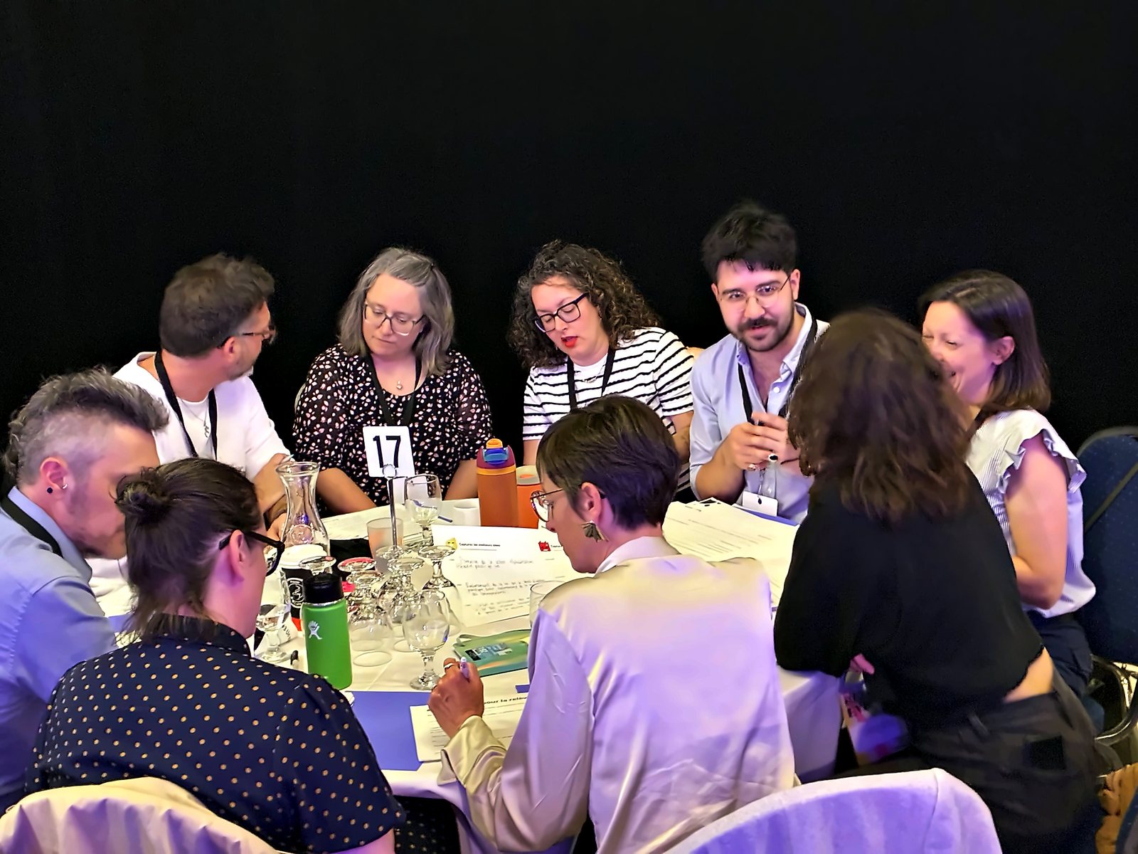 La table 17 au travail : des participants penchés sur leurs feuilles
