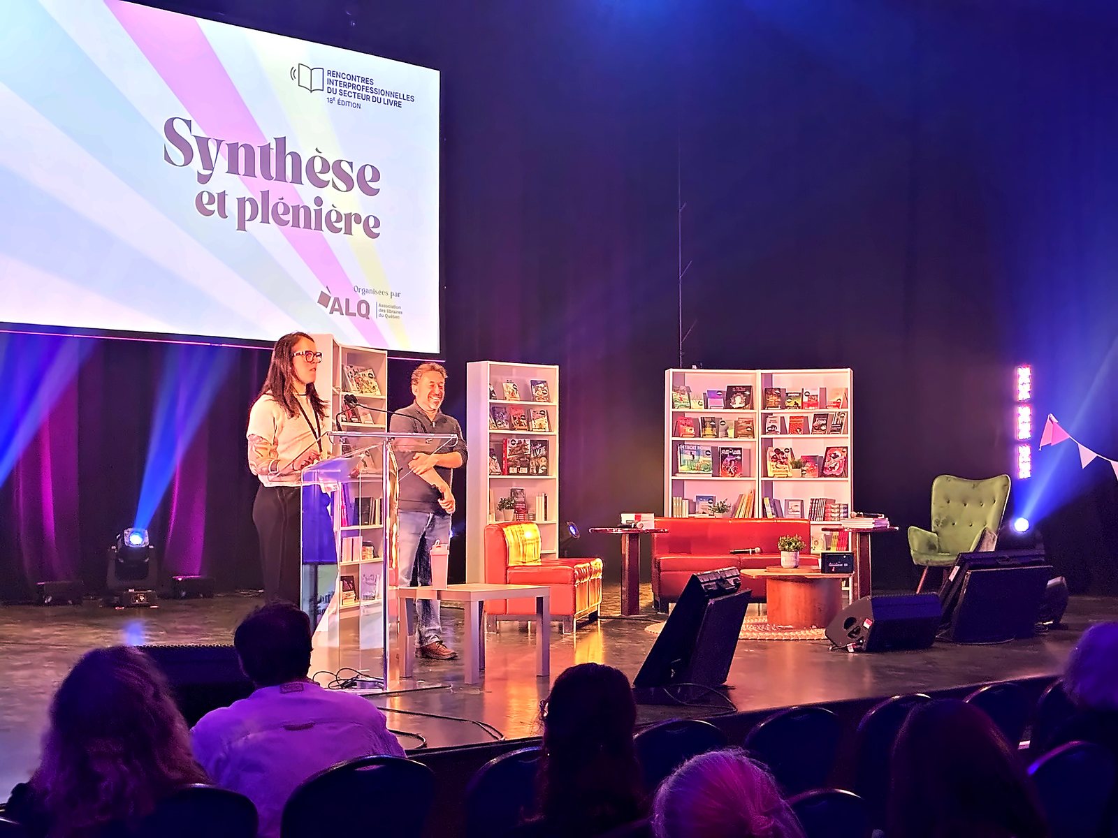 La synthèse et la plénière sur scène, en fin de journée