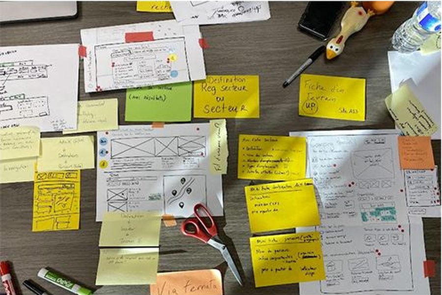 Esquisses de parcours et de pages sur la table de travail